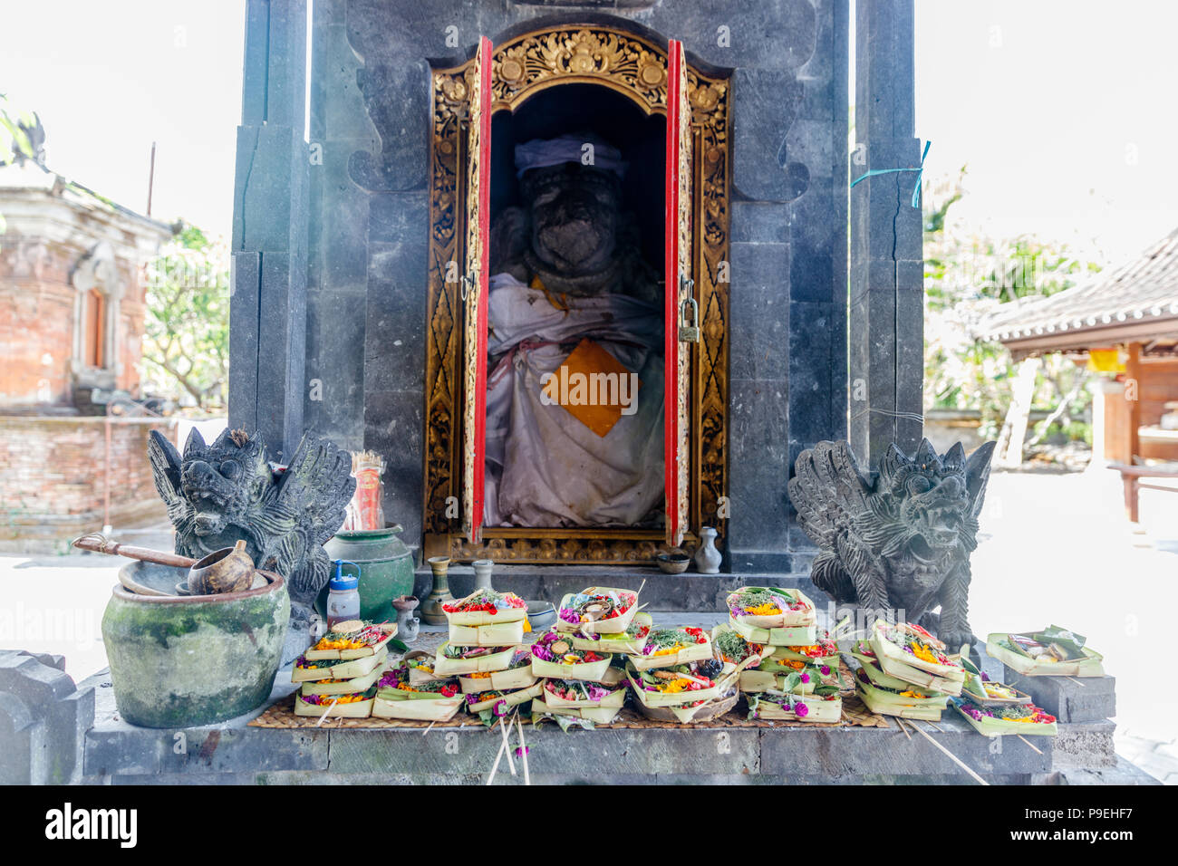 Canang sari balinais (Offres) sur l'autel au temple hindou de Sanur. Bali, Indonésie. Banque D'Images