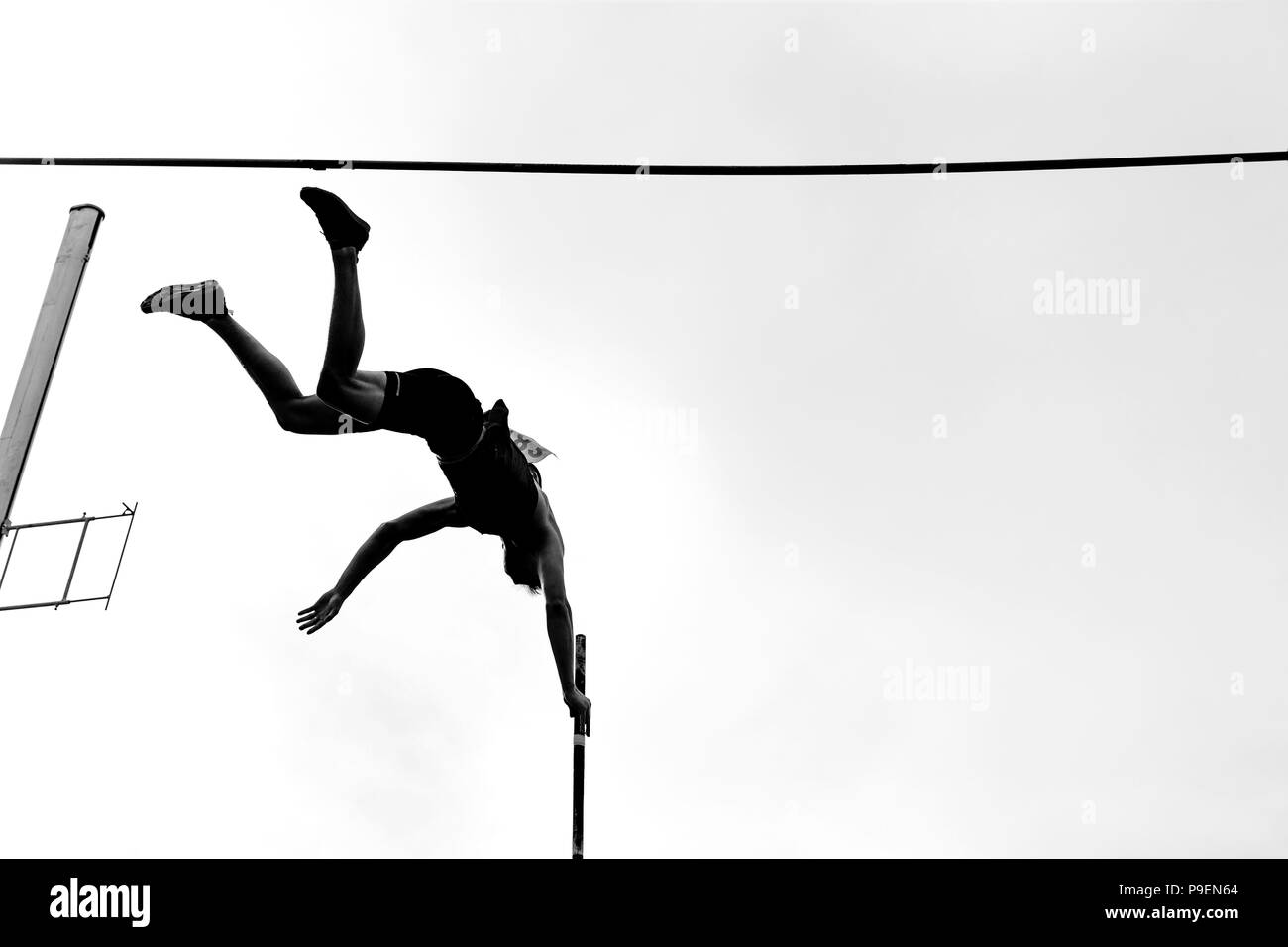 L'athlète du triple saut à la perche saut d'athlétisme de l'image en noir et blanc Banque D'Images