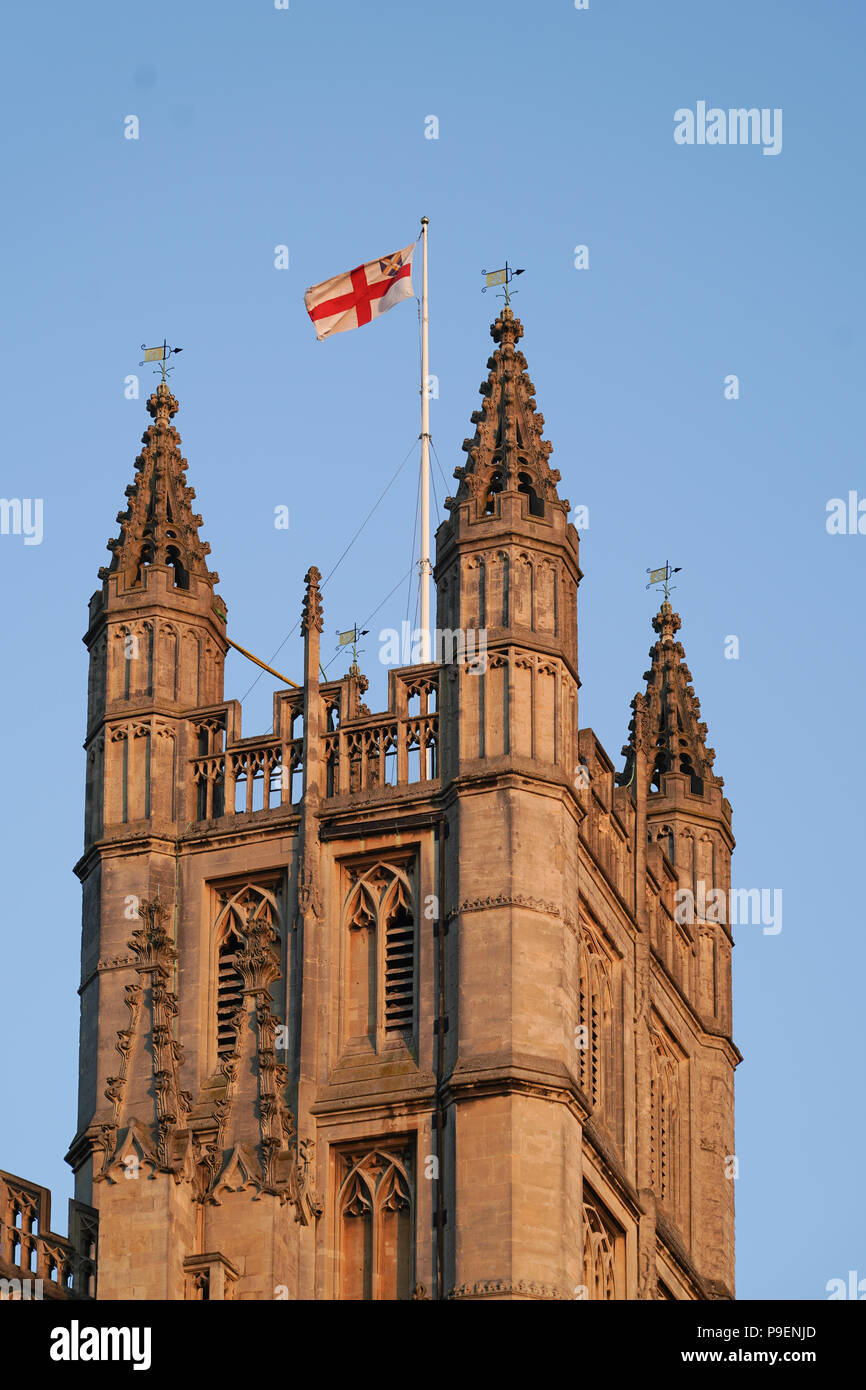 Vue d'un drapeau St Georges sur le haut de la tour de l'abbaye de Bath à Bath, Royaume-Uni. Date de la photo : le jeudi 5 juillet 2018. Photo : Roger Garfield/Alamy Banque D'Images