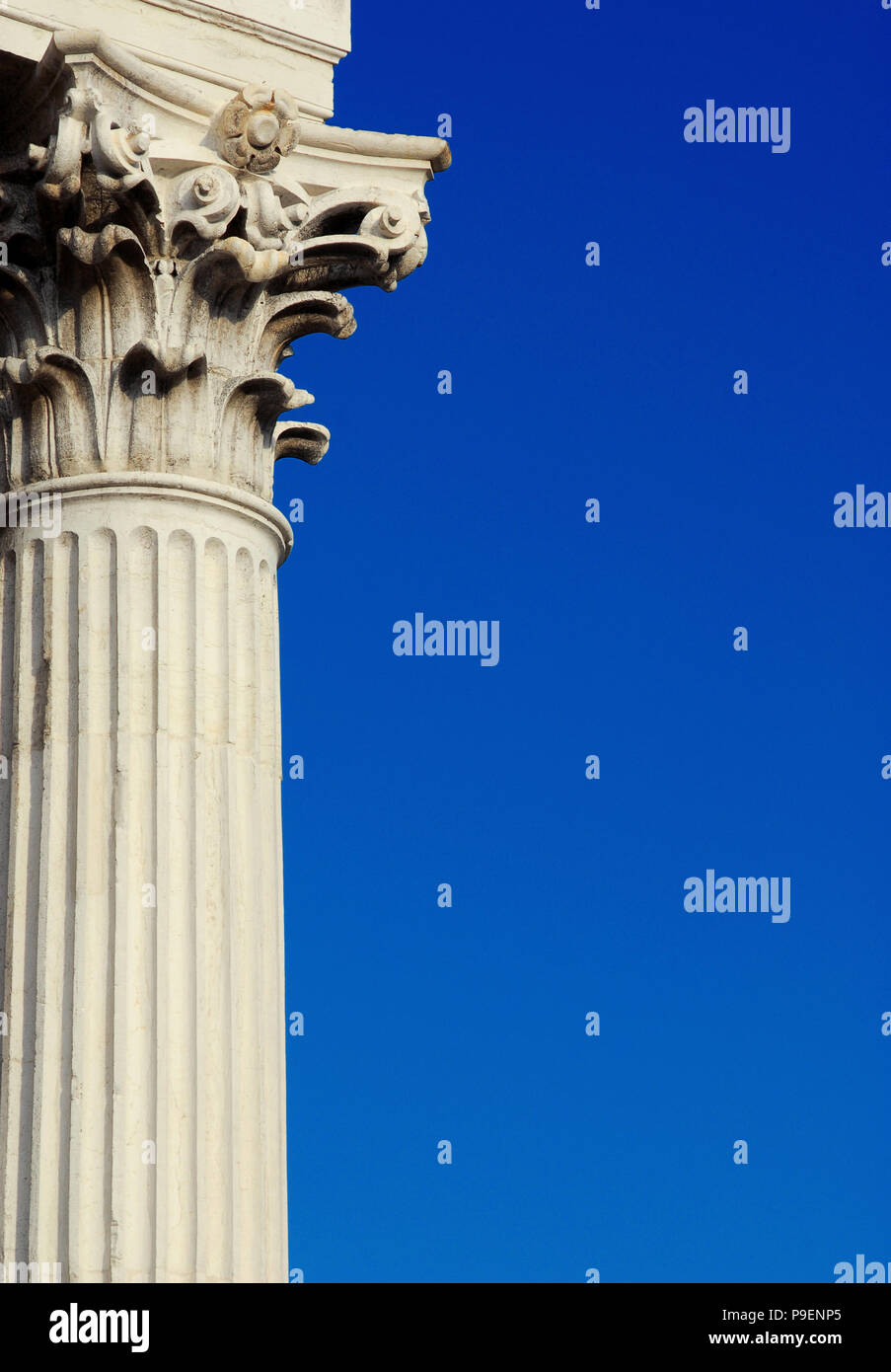 Architcture classique à Venise. La colonne corinthienne et capital de Saint Nicolas de Tolentino, église, érigée au 18e siècle (avec copie espace) Banque D'Images