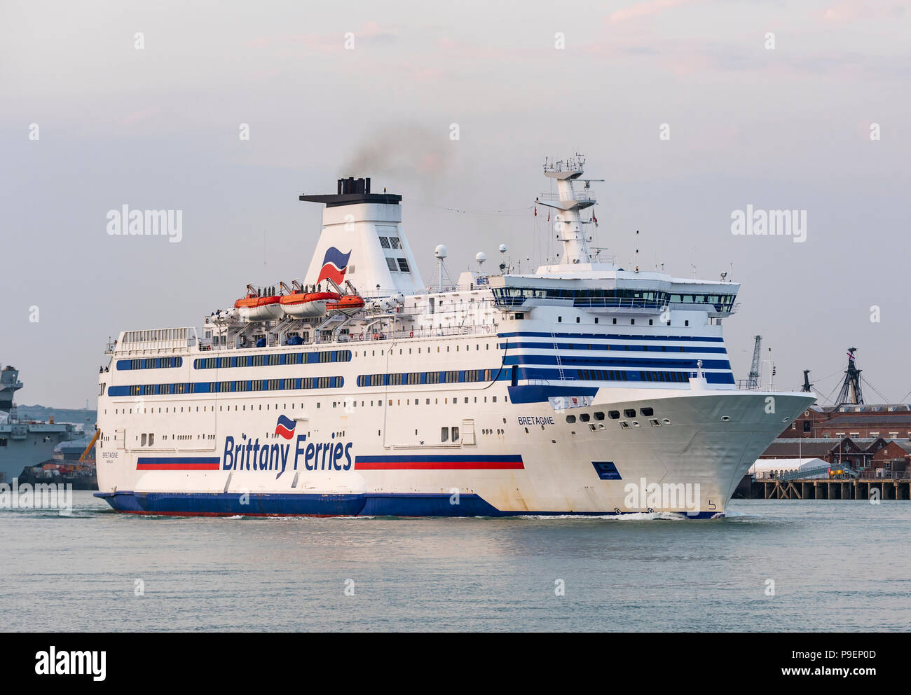 Ajouter de nouveaux tags Bretagne navire Brittany Ferries voyage hors du port de Portsmouth vers le Solent Détroit en Portsmouth, Hampshire, England, UK. Banque D'Images