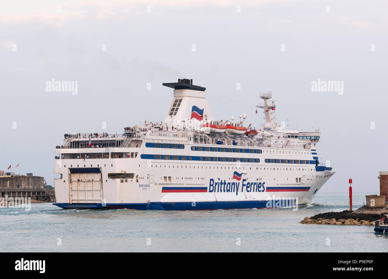 Ajouter de nouveaux tags Bretagne navire Brittany Ferries voyage hors du port de Portsmouth vers le Solent Détroit en Portsmouth, Hampshire, England, UK. Banque D'Images
