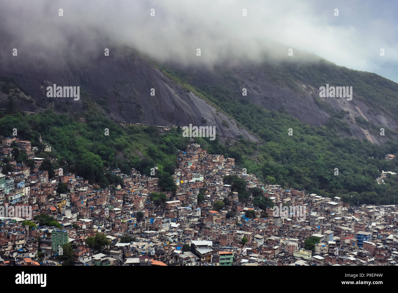 Favelas de Rio de Janeiro. Zone encombrée dans les montagnes de la ville avec une maison sur l'autre. Pas de règles de l'architecture ici. Banque D'Images