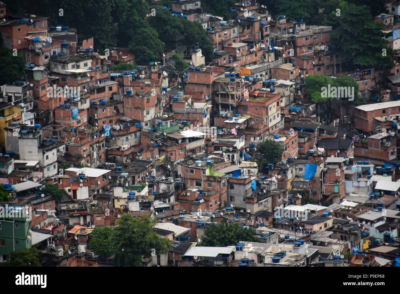 Favelas de Rio de Janeiro. Zone encombrée dans les montagnes de la ville avec une maison sur l'autre. Pas de règles de l'architecture ici. Banque D'Images