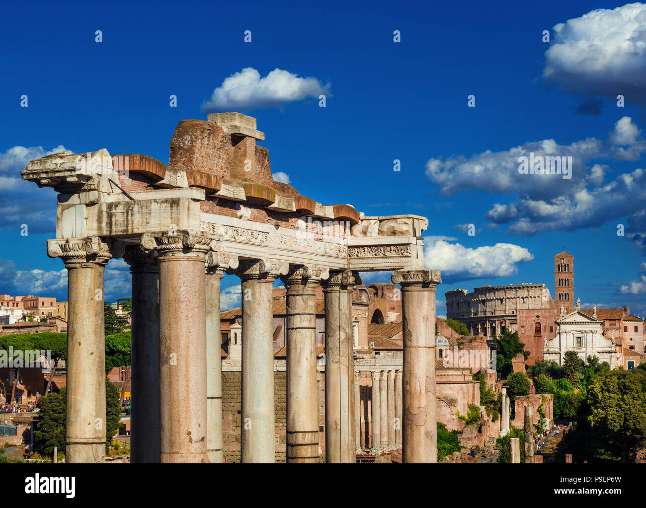 Vue sur le Forum Romain ruines antiques avec de vieux temples et Coliseum à partir de la colline du Capitole terrasse panoramique Banque D'Images