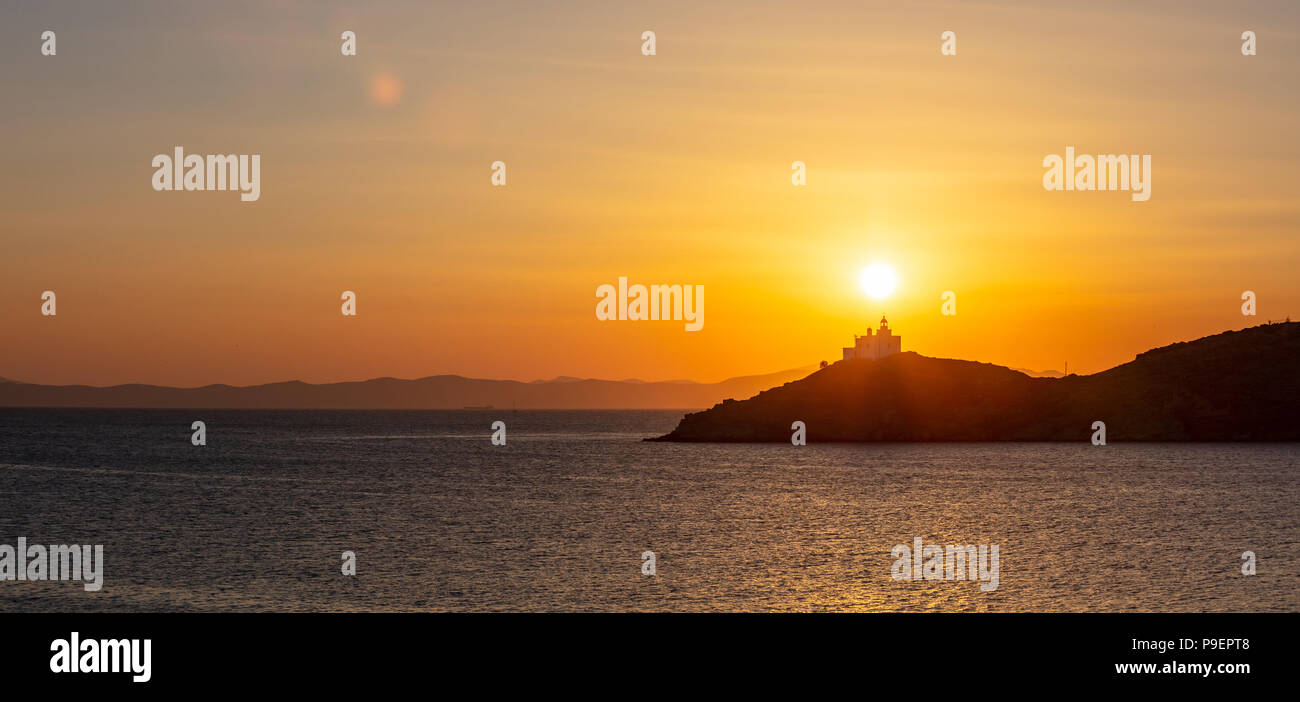Mer Méditerranée. Magnifique coucher de soleil sur un phare de l'île de Kéa, Grèce. Banque D'Images