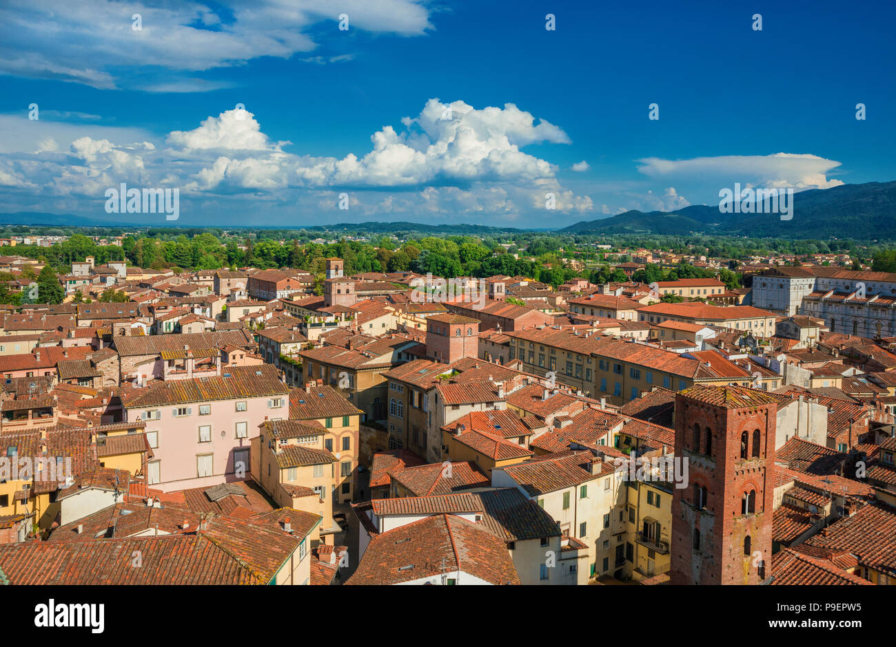 Panorama du centre médiéval de Lucca avec tours antiques, les églises, les toits, les montagnes et les nuages Banque D'Images