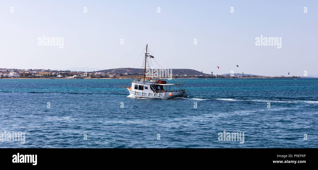 La Grèce. La mer Égée, les Cyclades. Voyage de bateau à l'île de Paros, Antiparos kite surfeurs et bleu ciel et mer contexte Banque D'Images