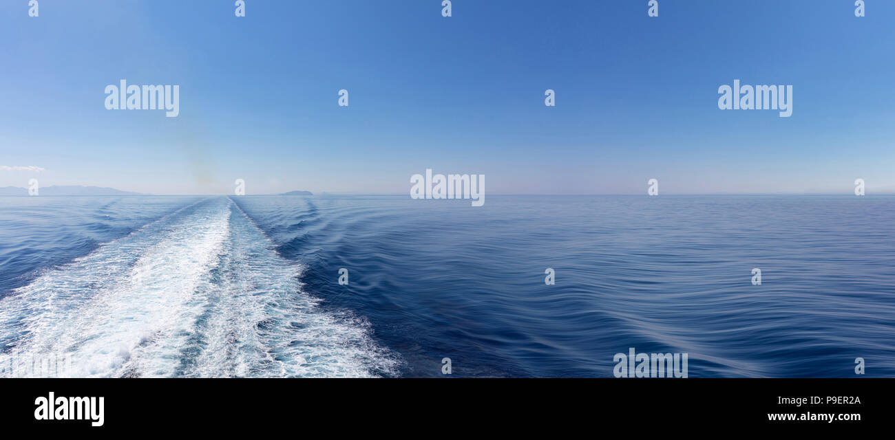 Mer Méditerranée. Voile blanc service d'appui, laver la mousse sur fond de ciel bleu et de la mer, vue sur le navire. L'espace de copie, la bannière Banque D'Images