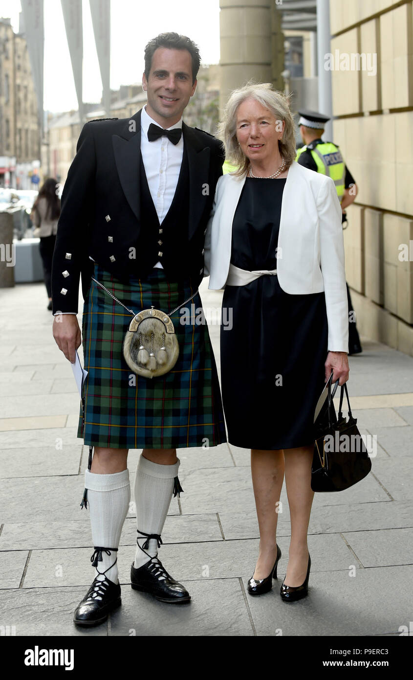 Randonnée à explorer, Mark Beaumont et sa mère Una arrivant à l'Edinburgh International Conference Centre (EICC) pour assister à un dîner-bénéfice organisé par la Fondation Hunter (THF) où l'ex-Première Dame Michelle Obama est de parler de son temps à la Maison Blanche. Banque D'Images