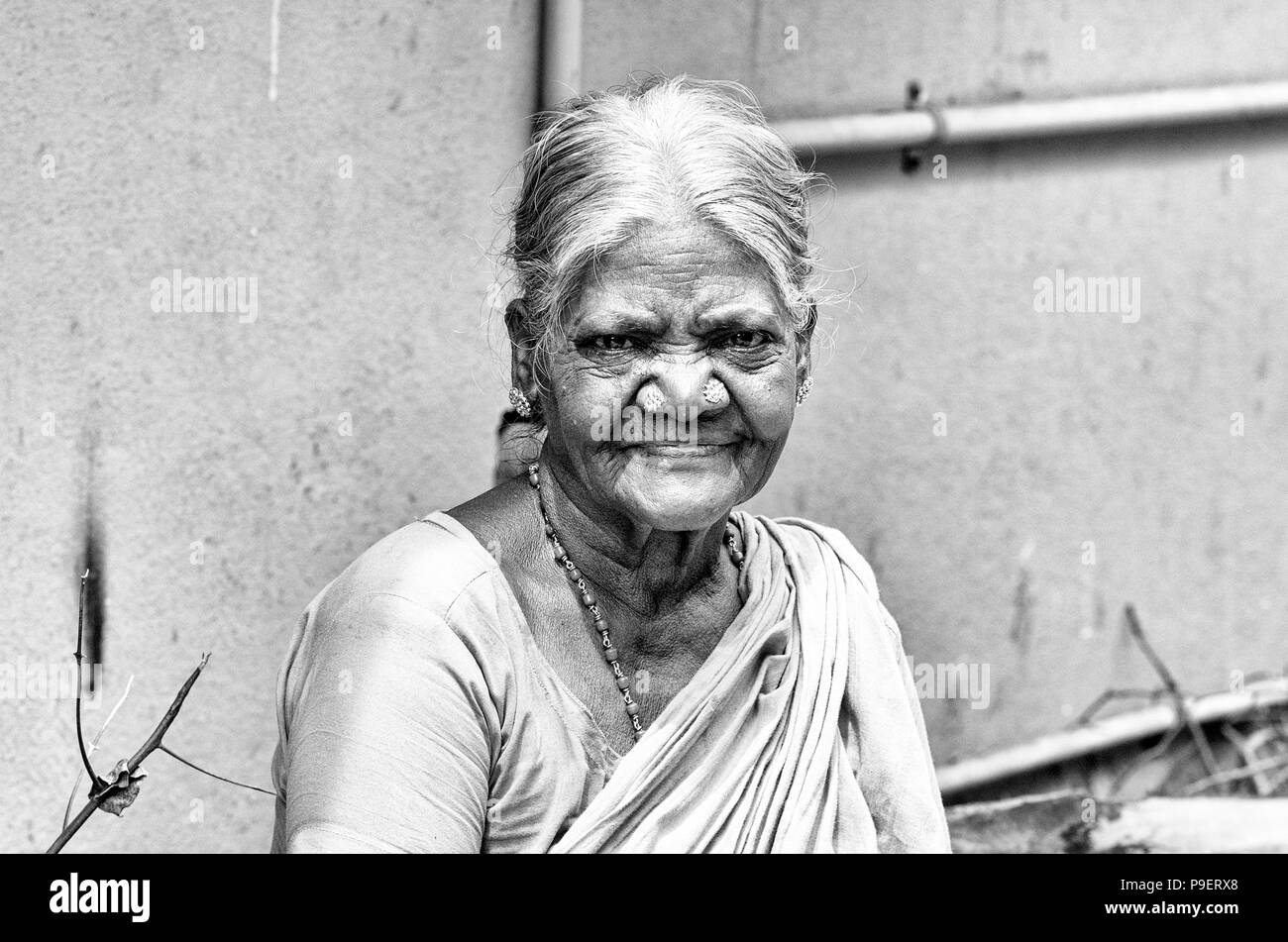 PONDICHERY, Pondichéry, Tamil Nadu, Inde - SEPTEMBRE 2017 CIRCA. Portrait d'un Indien non identifié ancien pauvre femme avec saree dans la rue, Banque D'Images