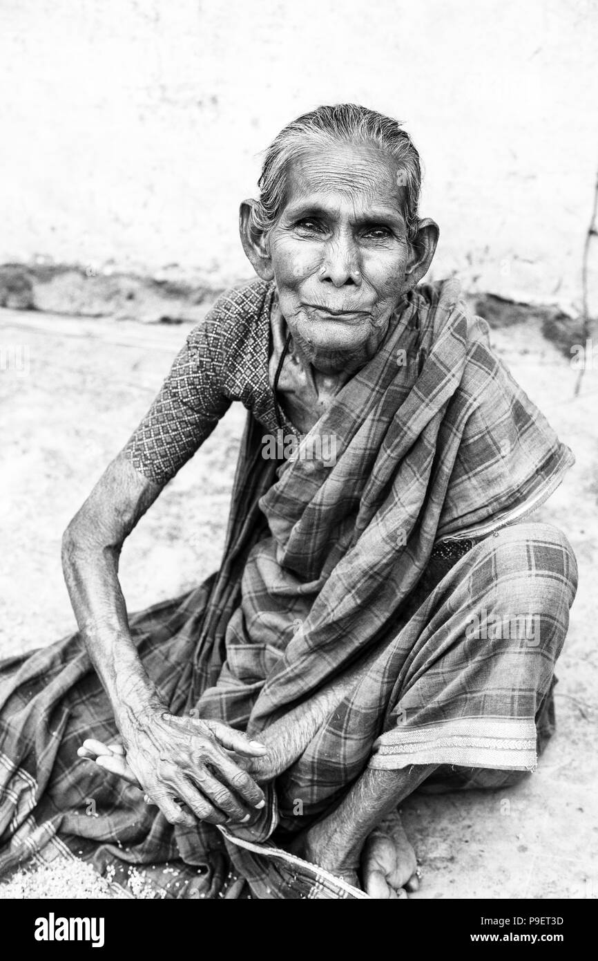 PONDICHERY, Pondichéry, Tamil Nadu, Inde - SEPTEMBRE 2017 CIRCA. Portrait d'un vieil Indien non identifiés pauvres senior femme mince avec saree dans la str Banque D'Images