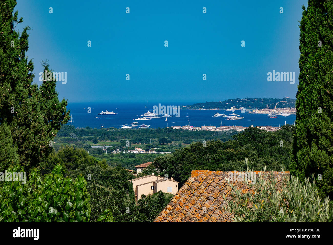 Vue du village médiéval de Grimaud vers le port de Saint Tropez dans le sud de la France. Banque D'Images