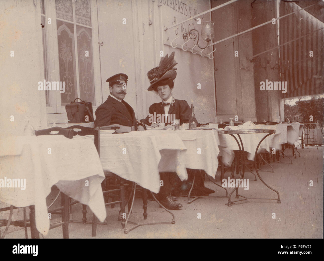 Photographie victorienne de Lady Prentis et son mari dans un café ou restaurant Banque D'Images