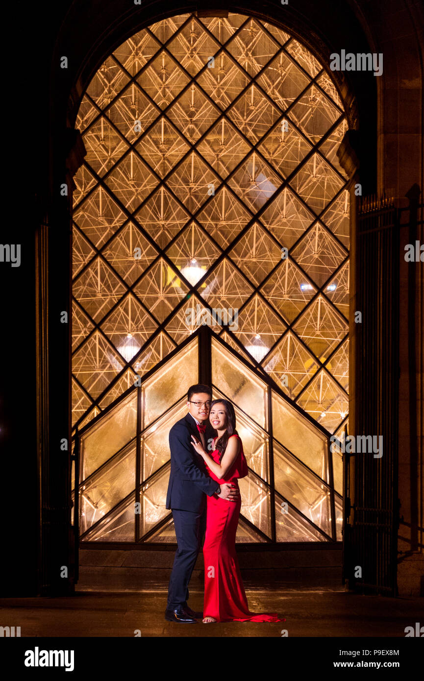 Une belle asiatique couple in Paris, France Banque D'Images