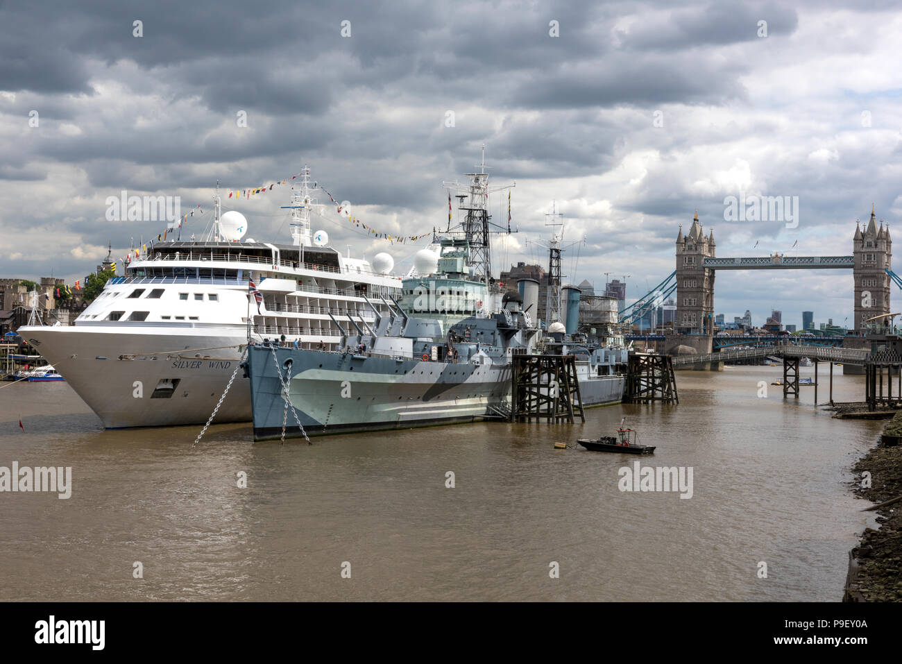 Londres, Royaume-Uni. 17 juillet, 2018. Météo UK, London bridge, London, UK. Building sombres nuages sur le HMS Belfast, le Tower Bridge et la mer argentée de croisière toujours vent d'argent ne donne pas de pluie bien nécessaire dans la poursuite de la vague de chaleur dans tout le pays. Temps chaud et humide sans aucune pluie signifie un sec et aride et ville armospheric lourde pression. Banque D'Images