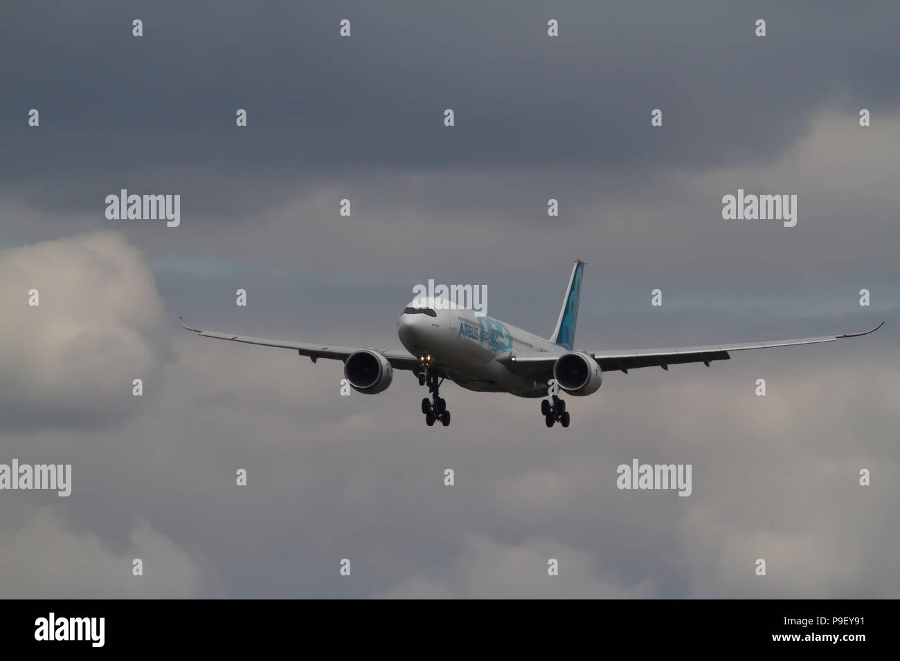 Farnborough, UK,17 Juillet 2018,Farnborough International Airshow 2018 démarrage. Milliards pound traite ont été frappé hier au pays dans le monde.Le salon s'étend jusqu'au vendredi 20 juillet puis l'aéroport de Farnborough ouvre ses portes au public le week-end.Credit : Keith Larby/Alamy Live News Banque D'Images