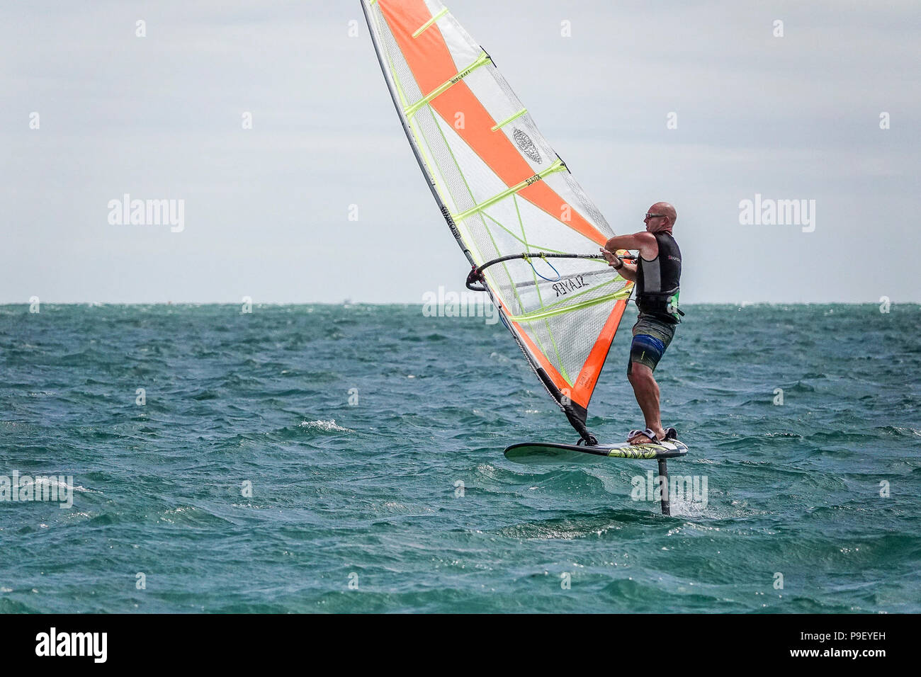 Beachlands, Hayling Island. 17 juillet 2018. Soleil et vent le long de la côte sud aujourd'hui en tant que conditions de canicule a continué. Tez Plaveniek les derniers tests de planche à voile hydroptère off Hayling Island dans le Hampshire. Credit : james jagger/Alamy Live News Banque D'Images