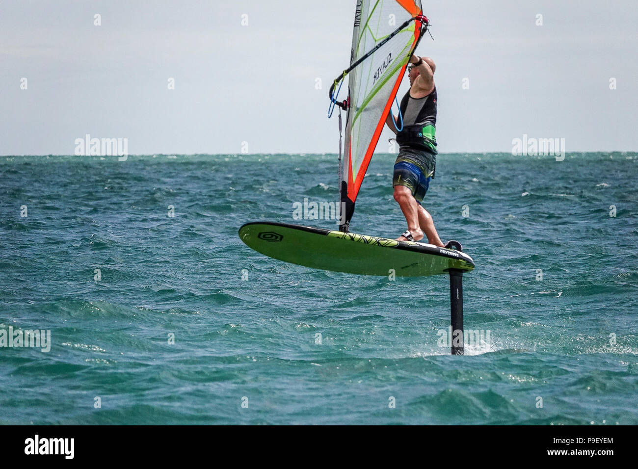 Beachlands, Hayling Island. 17 juillet 2018. Soleil et vent le long de la côte sud aujourd'hui en tant que conditions de canicule a continué. Tez Plaveniek les derniers tests de planche à voile hydroptère off Hayling Island dans le Hampshire. Credit : james jagger/Alamy Live News Banque D'Images