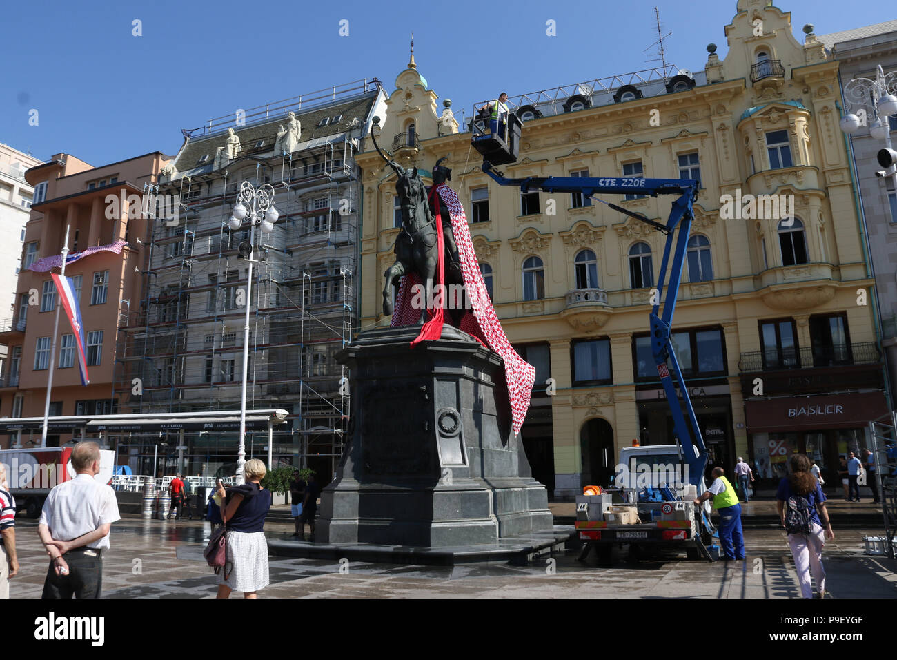 Zagreb, Croatie. 17 juillet 2018. Sur la photo : statue de Ban Josip Jelačić sur un cheval est drapé d'une cape rouge et blanc croate avec motif carré. Crédit : Richard Milnes/Alamy Live News Banque D'Images