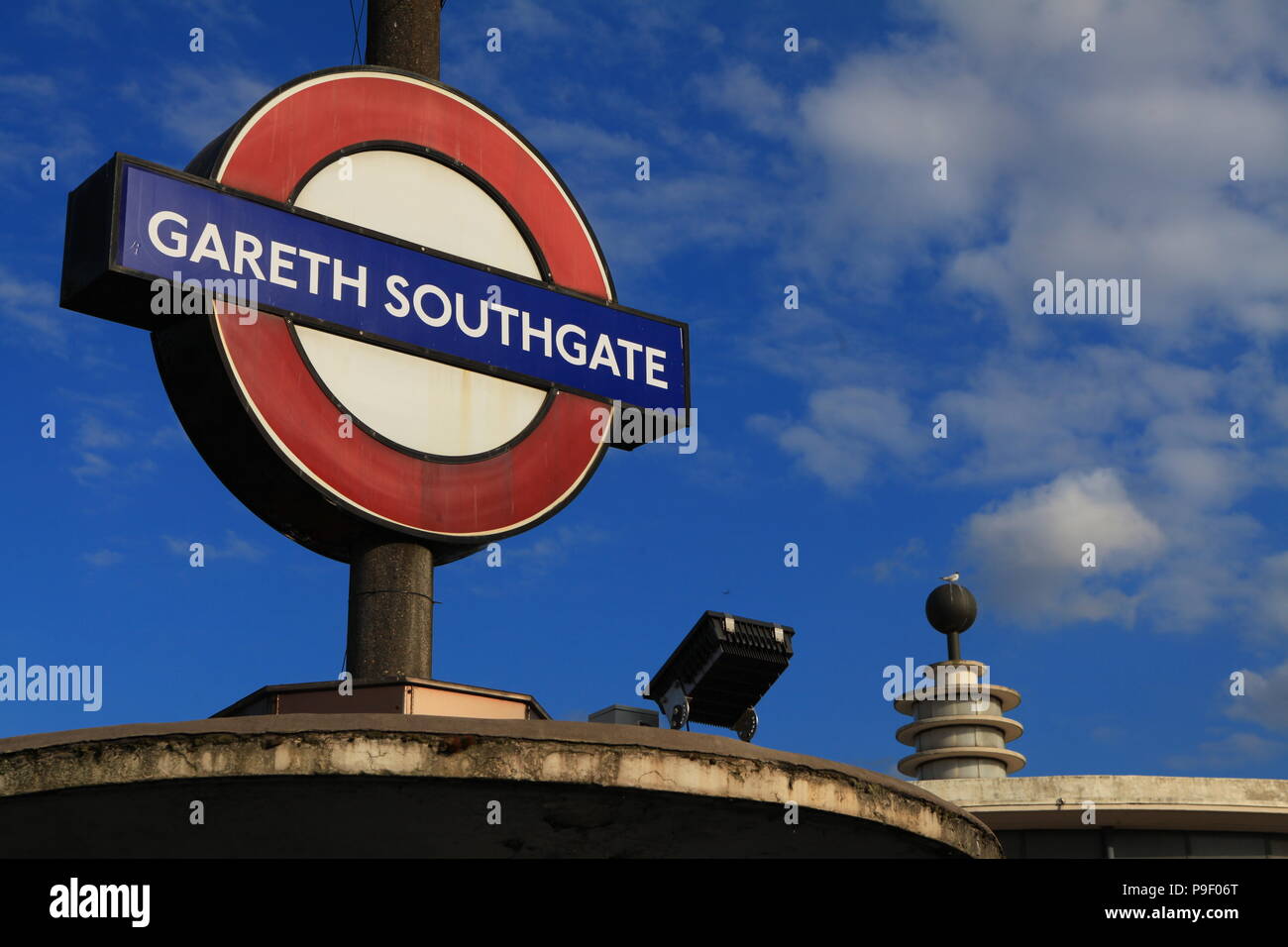 Londres, Royaume-Uni. 17 juillet 2018. Southgate Station Piccadilly Line renommé temporairement pendant 48 heures en l'honneur de Gareth Southgate et l'équipe de l'Angleterre. Credit : FelixB/Alamy Live News Banque D'Images