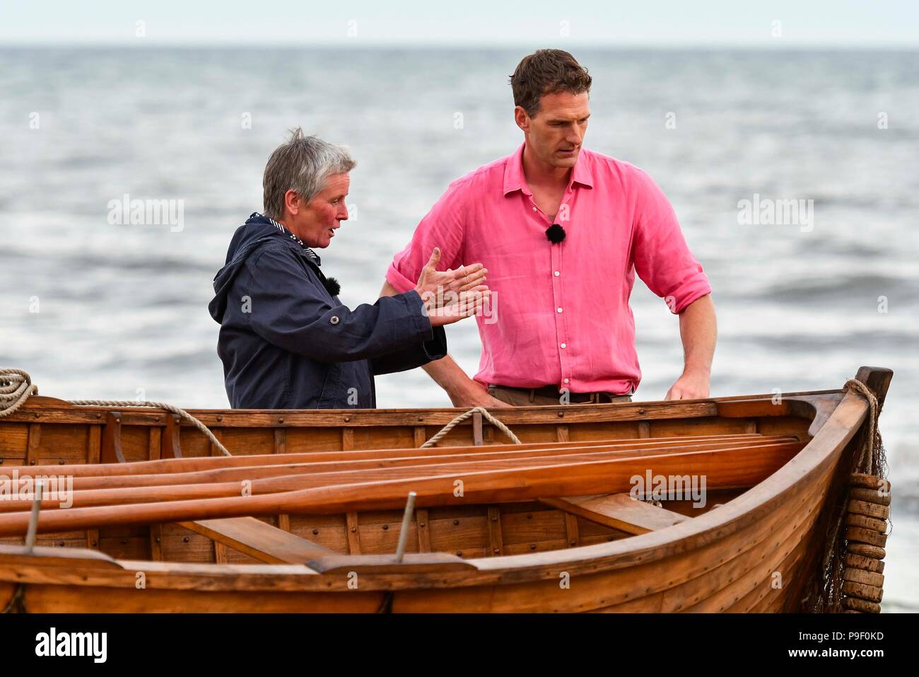 Charmouth, Dorset, UK. 17 juillet 2018. Dan Snow parle à boat builder Gail McGarva pendant le tournage de BBC4's Beach vivre côte jurassique, révélé à Charmouth plage dans le Dorset avec les présentateurs et l'historien Dan Snow experts Lucy Cooke histoire naturelle et Niall Strawson. C'était la première émission en direct d'une heure de trois sur 3 soirées qui se termine le 19 juillet. Crédit photo : Graham Hunt/Alamy Live News Banque D'Images