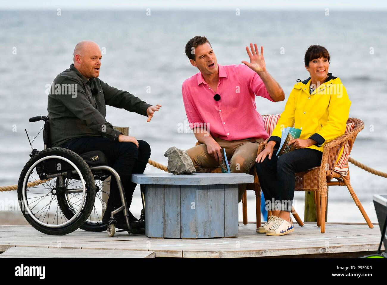 Charmouth, Dorset, UK. 17 juillet 2018. Les présentateurs, l'historien Dan Snow avec des spécialistes d'histoire naturelle et Niall Lucy Cooke Strawson dites adieu à l'téléspectateurs pendant le tournage de BBC4's Beach vivre côte jurassique, révélé à Charmouth plage dans Dorset qu'ils terminent le premier épisode. C'était la première émission en direct d'une heure de trois sur 3 soirées qui se termine le 19 juillet. Crédit photo : Graham Hunt/Alamy Live News Banque D'Images