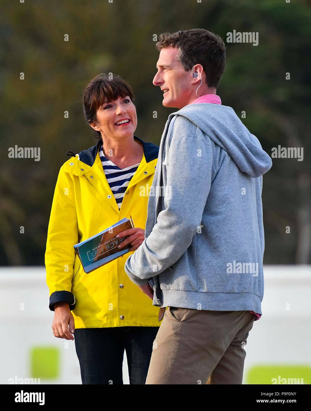 Charmouth, Dorset, UK. 17 juillet 2018. Lucy Cooke et Dan Snow pendant le tournage de BBC4's Beach vivre côte jurassique, révélé à Charmouth plage dans le Dorset avec les présentateurs et l'historien Dan Snow experts Lucy Cooke histoire naturelle et Niall Strawson. C'était la première émission en direct d'une heure de trois sur 3 soirées qui se termine le 19 juillet. Crédit photo : Graham Hunt/Alamy Live News Banque D'Images