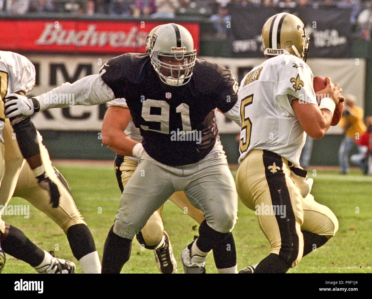 Oakland, Californie, USA. Nov 9, 1997. Oakland Raiders vs New Orleans Saints à Oakland Alameda County Coliseum Dimanche, 9 novembre 1997. Saints battre 13-10 Raiders. New Orleans Saints quarterback Heath Shuler (5) se sont précipités par Oakland Raiders Chester McGlockton attaquer défensive Crédit : Al Golub/ZUMA/Alamy Fil Live News Banque D'Images