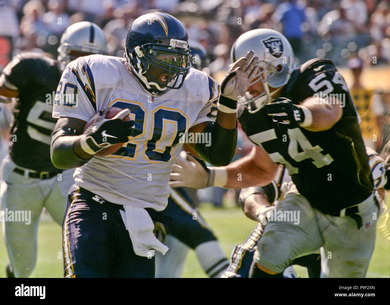 Oakland, Californie, USA. Oct 11, 1998. Oakland Raiders vs San Diego Chargers à Oakland Alameda County Coliseum Dimanche, 11 octobre 1998. Beat Raiders 7-6 Chargeurs. Oakland Raiders de secondeur Greg Biekert (54) les Chargers de San Diego en Natrone signifie Crédit : Al Golub/ZUMA/Alamy Fil Live News Banque D'Images