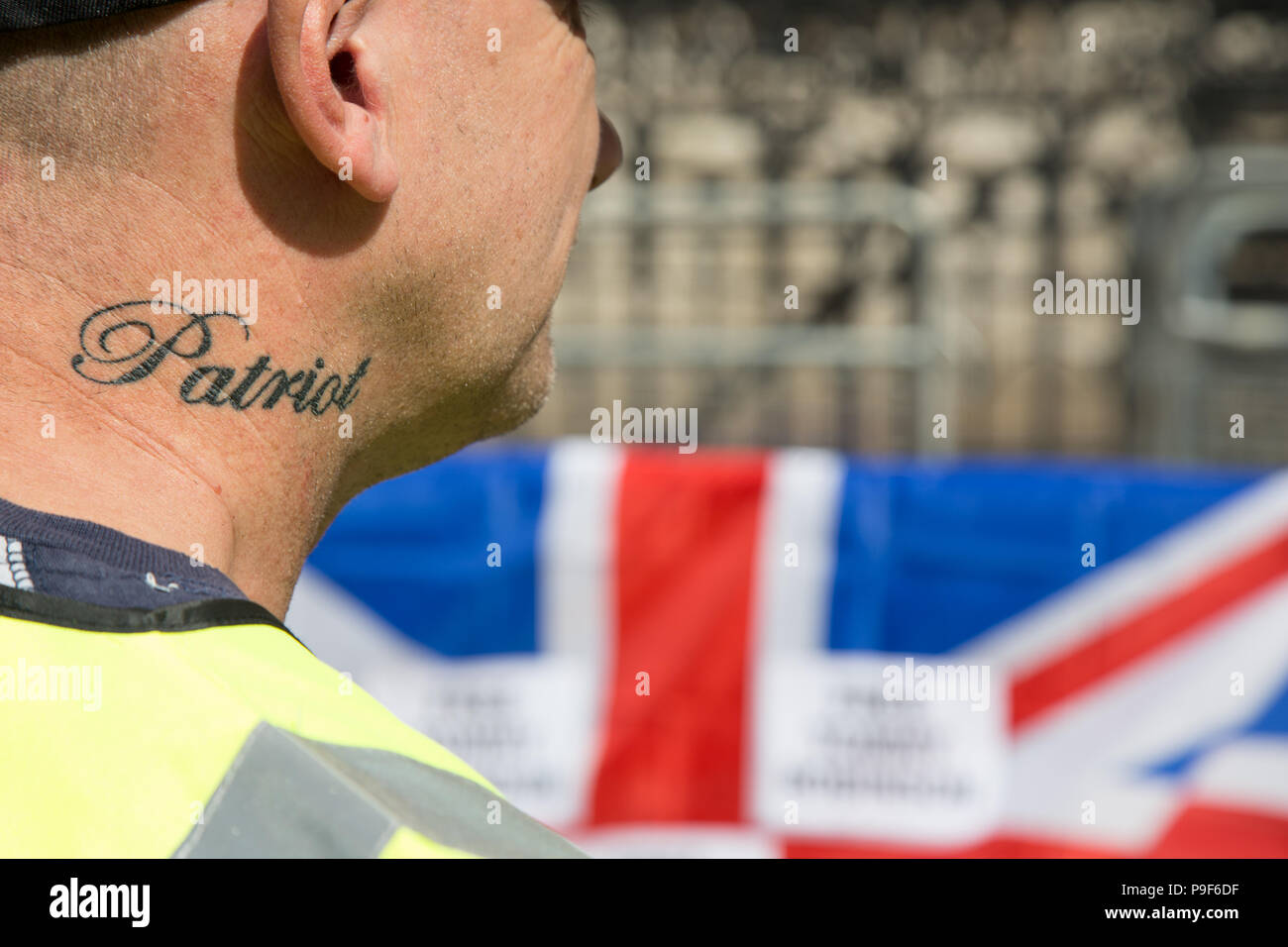London UK 18 juillet 2018 FreeTommy partisan avec 'Patriot' tatoué sur son cou. Tommy Robinson est en coque HMP pour outrage au tribunal. Banque D'Images