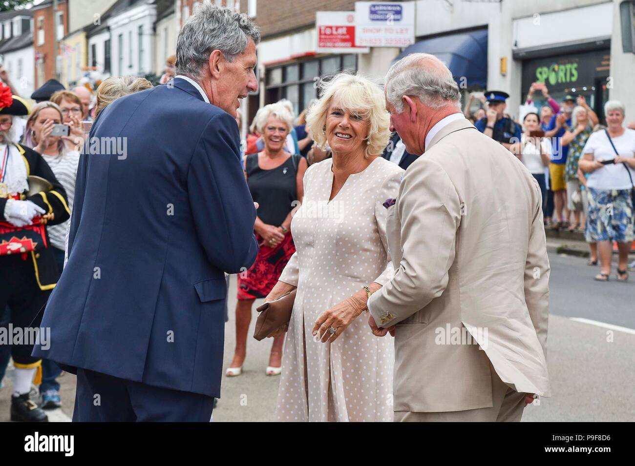Honiton, Devon, UK. 18 juillet 2018. Le duc et la duchesse de Cornouailles visiter la porte à l'assiette food market à Honiton dans le Devon. Le couple royal arrivent. Crédit photo : Graham Hunt/Alamy Live News Banque D'Images