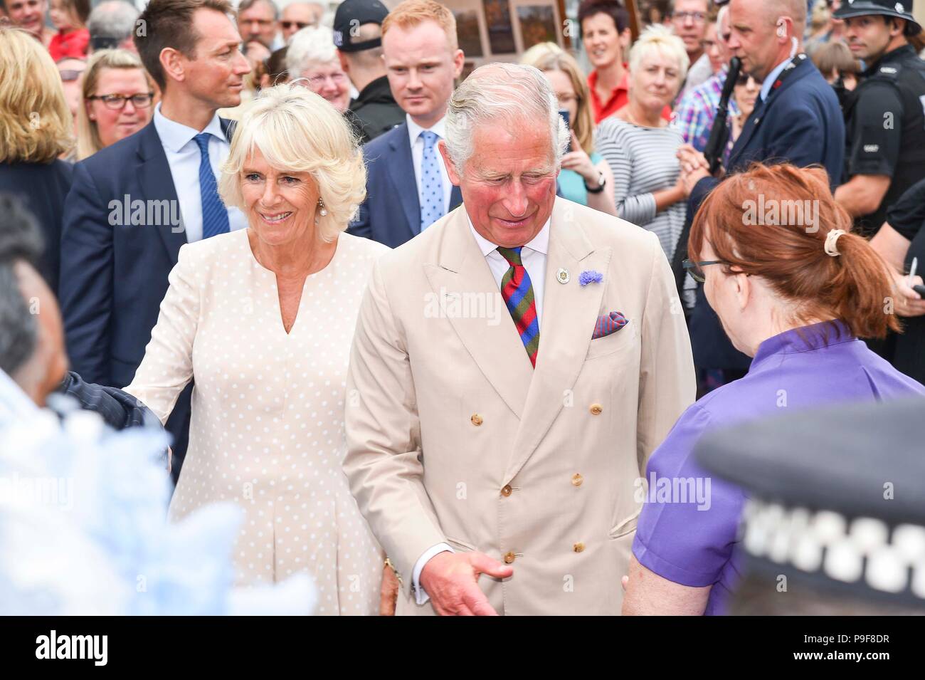 Honiton, Devon, UK. 18 juillet 2018. Le duc et la duchesse de Cornouailles visiter la porte à l'assiette food market à Honiton dans le Devon. Crédit photo : Graham Hunt/Alamy Live News Banque D'Images