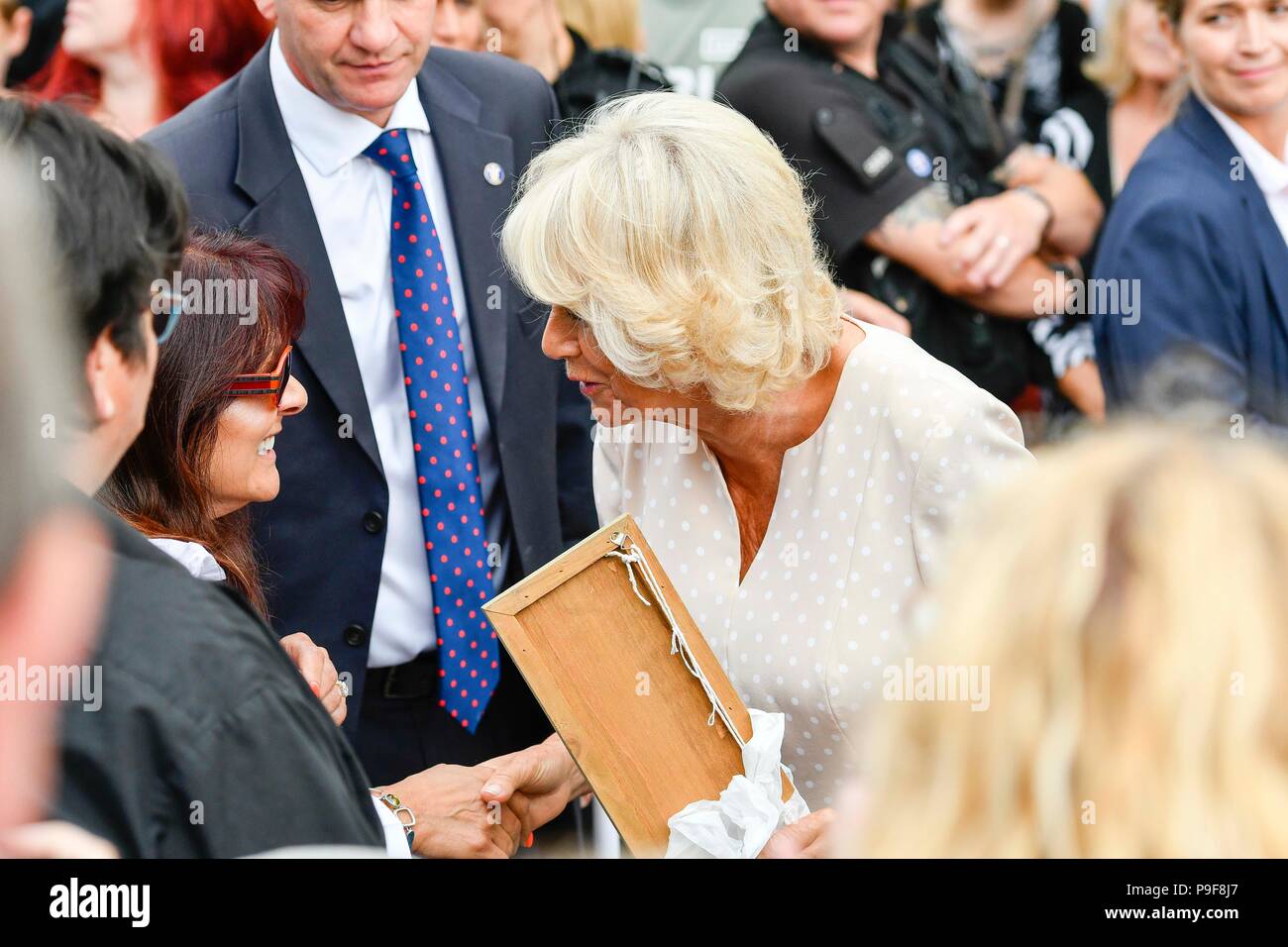 Honiton, Devon, UK. 18 juillet 2018. Le duc et la duchesse de Cornouailles visiter la porte à l'assiette food market à Honiton dans le Devon. Crédit photo : Graham Hunt/Alamy Live News Banque D'Images