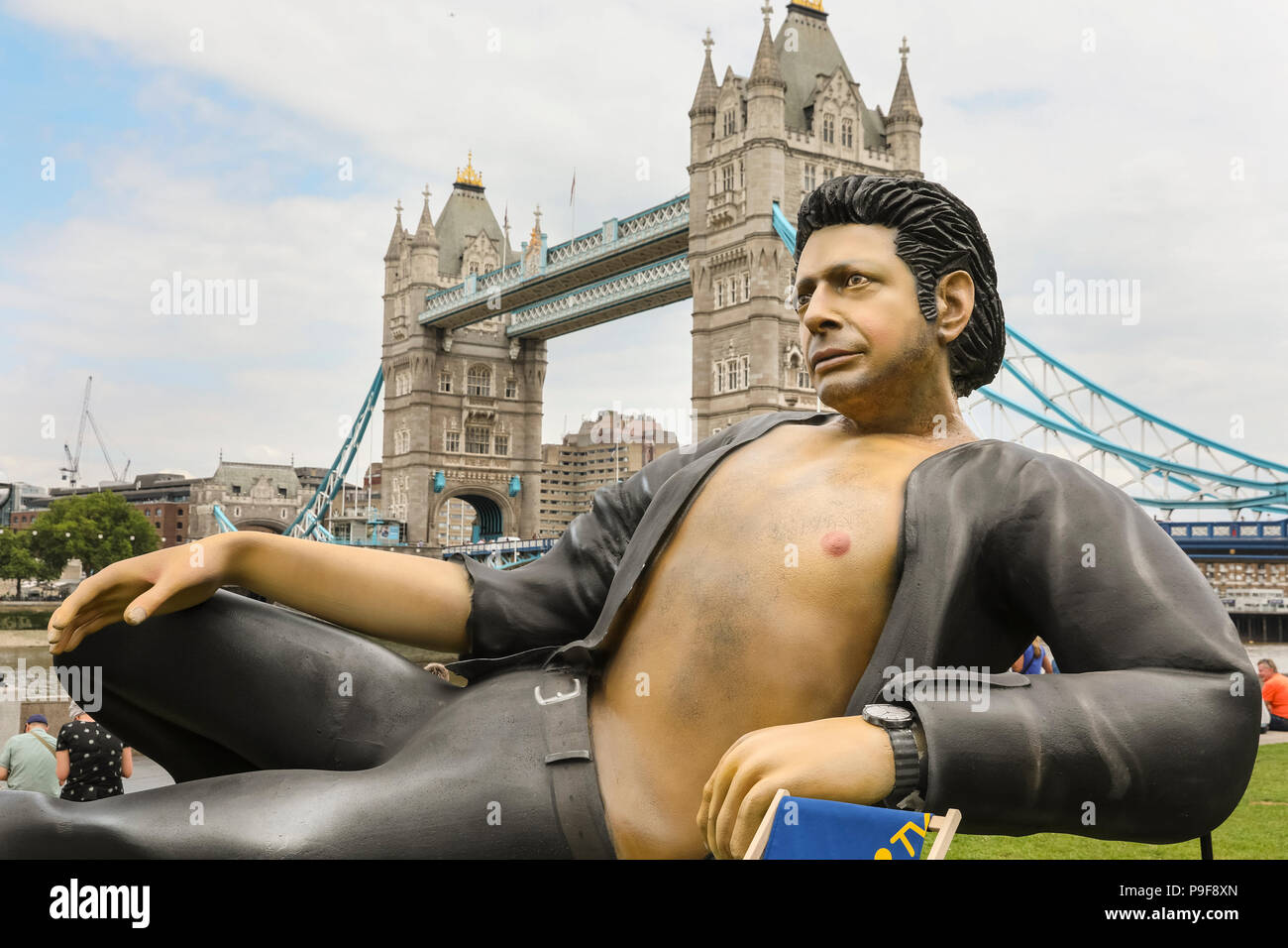 Tower Bridge, Londres, 18 juillet 2018. Jeff jurassique, un '25 pieds plus grands que la vie" statue de l'acteur Jeff Goldblum a surgi dans le champ de potiers Park par le Tower Bridge. La statue est un succès auprès des visiteurs qui arrêtent de prendre des autoportraits et poser. Jeff jurassique a été installé par NOW TV pour célébrer le 25e anniversaire de l'original Jurassic Park avec l'acteur. Credit : Imageplotter News et Sports/Alamy Live News Banque D'Images