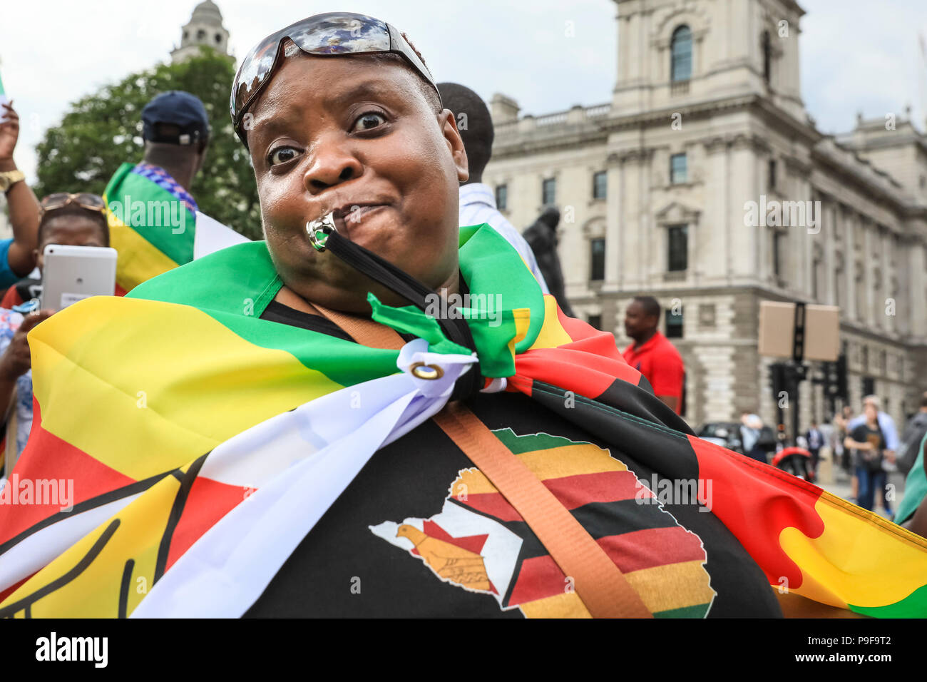 La place du Parlement, Westminster, Londres, 18 juillet 2018. Les manifestants et les militants montrent pour diverses causes liées à un Zimbabwe libre, y compris des élections équitables, et un arrêt des expulsions forcées de Zimbabwéens depuis le Royaume-Uni. Des élections législatives doivent avoir lieu au Zimbabwe à la fin de juillet. Credit : Imageplotter News et Sports/Alamy Live News Banque D'Images