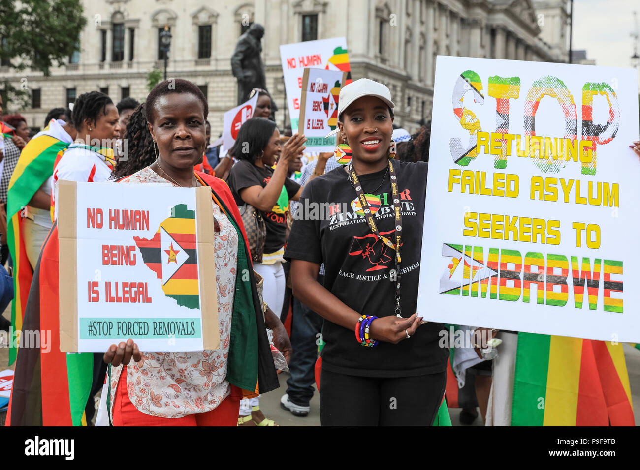 La place du Parlement, Westminster, Londres, 18 juillet 2018. Les manifestants et les militants montrent pour diverses causes liées à un Zimbabwe libre, y compris des élections équitables, et un arrêt des expulsions forcées de Zimbabwéens depuis le Royaume-Uni. Des élections législatives doivent avoir lieu au Zimbabwe à la fin de juillet. Credit : Imageplotter News et Sports/Alamy Live News Banque D'Images