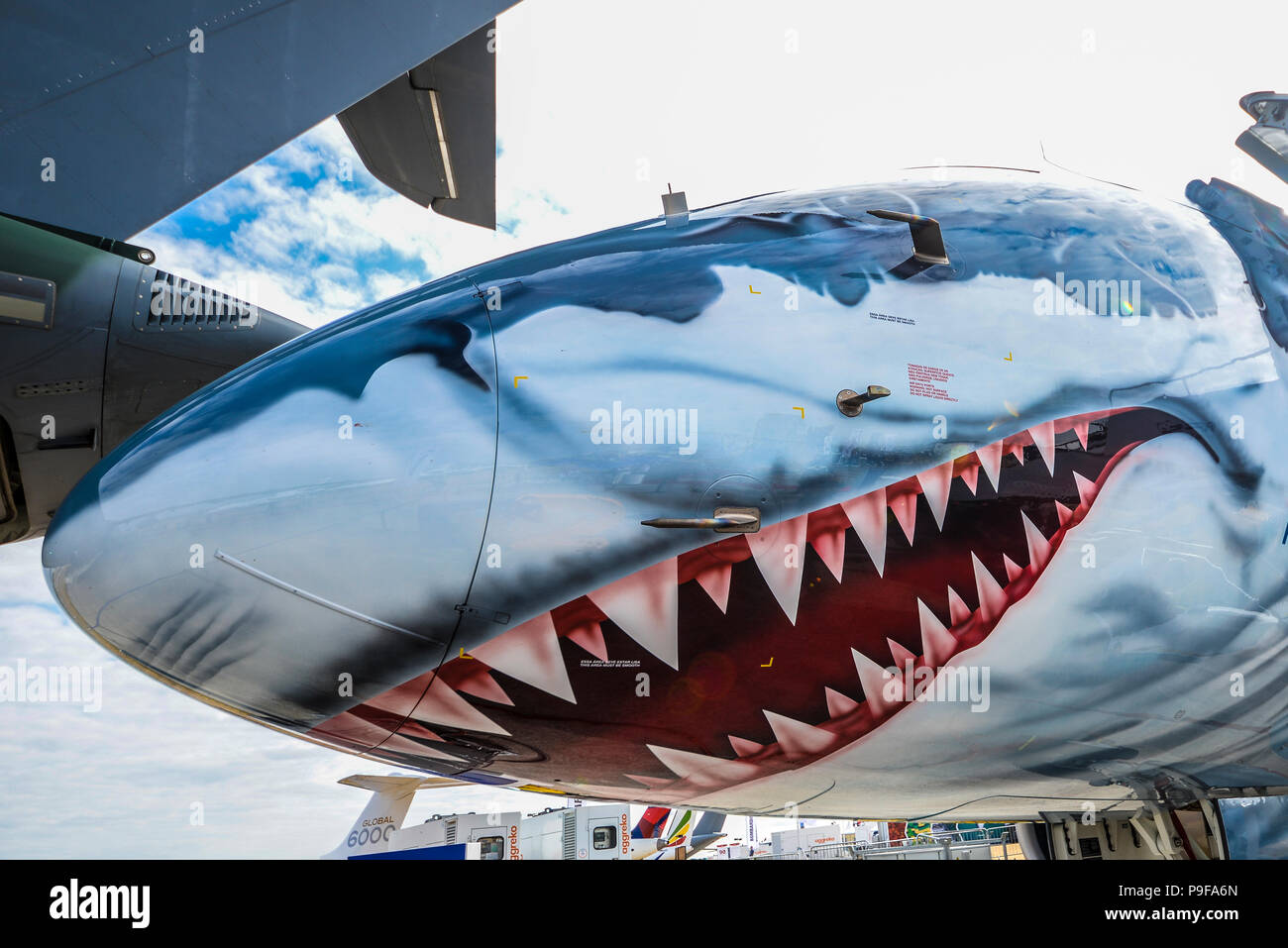 Embraer E190-E2 jet lucratif Hunter shark scheme nez au Farnborough International Airshow, FIA 2018, Journée du commerce de l'aérospatiale, UK Banque D'Images