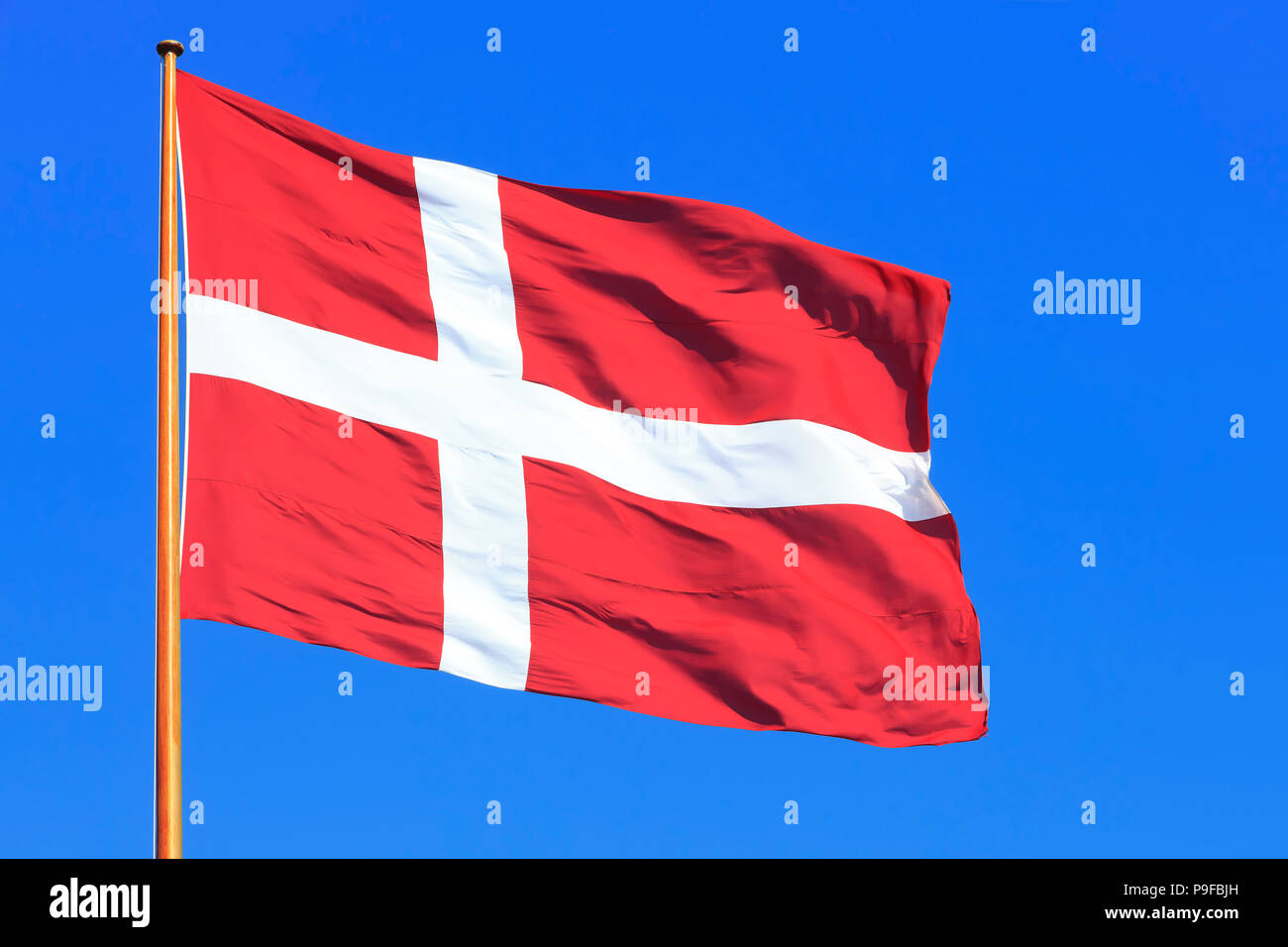 Le drapeau national du Danemark (Dannebrog), de haut vol sur Copenhague, Danemark Banque D'Images