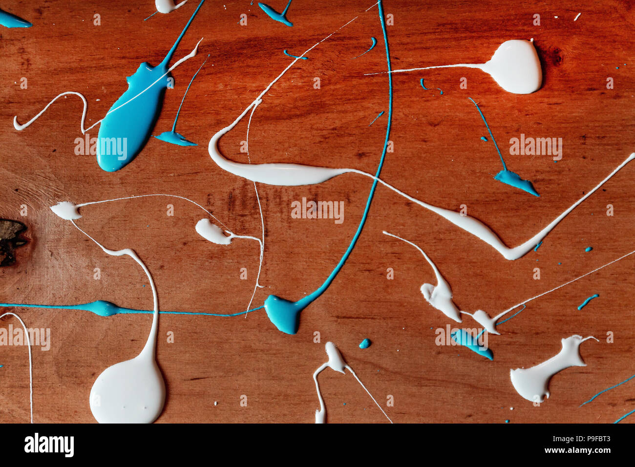 Travail de l'artiste haut de table en bois avec des touches de peinture tous les déversements sur la surface. Collecte de fonds - taches et traces de peinture sur le painted woode Banque D'Images