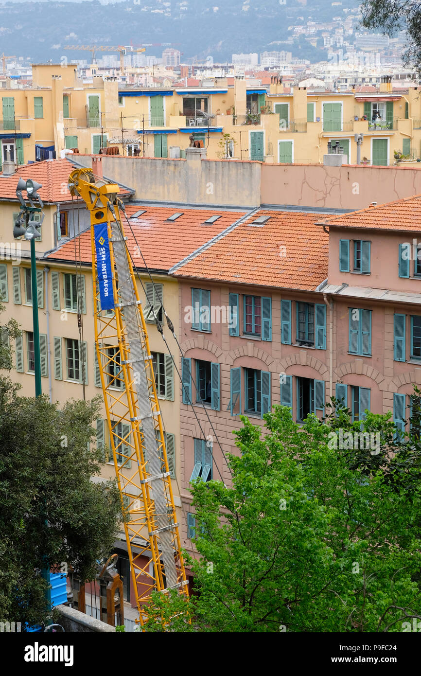 Grande grue Sefi-Intrafor à l'œuvre dans les rues étroites de la vieille ville de Nice, France Banque D'Images