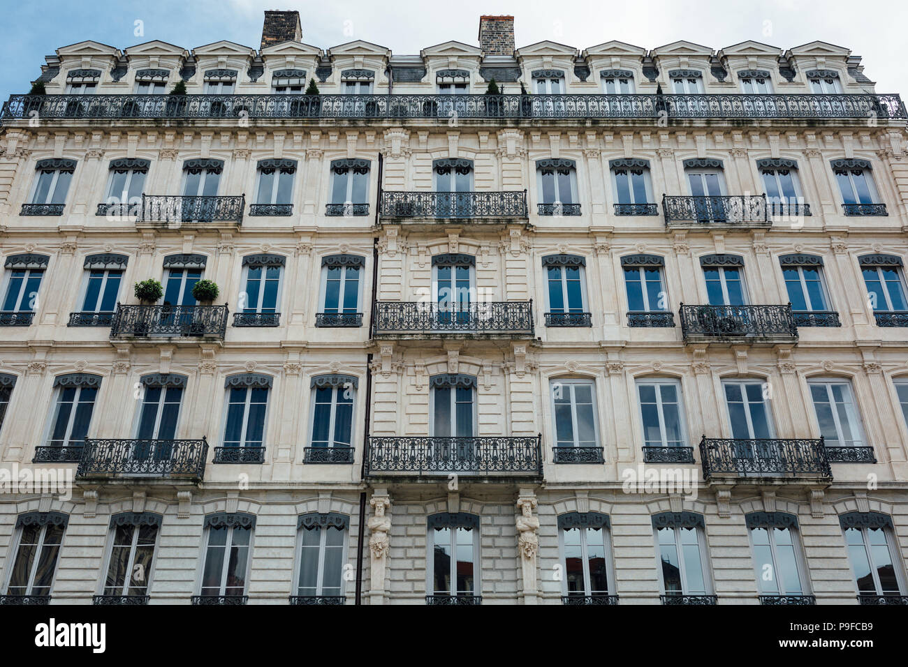 Belle appartement européen élégant la façade de l'immeuble. Banque D'Images
