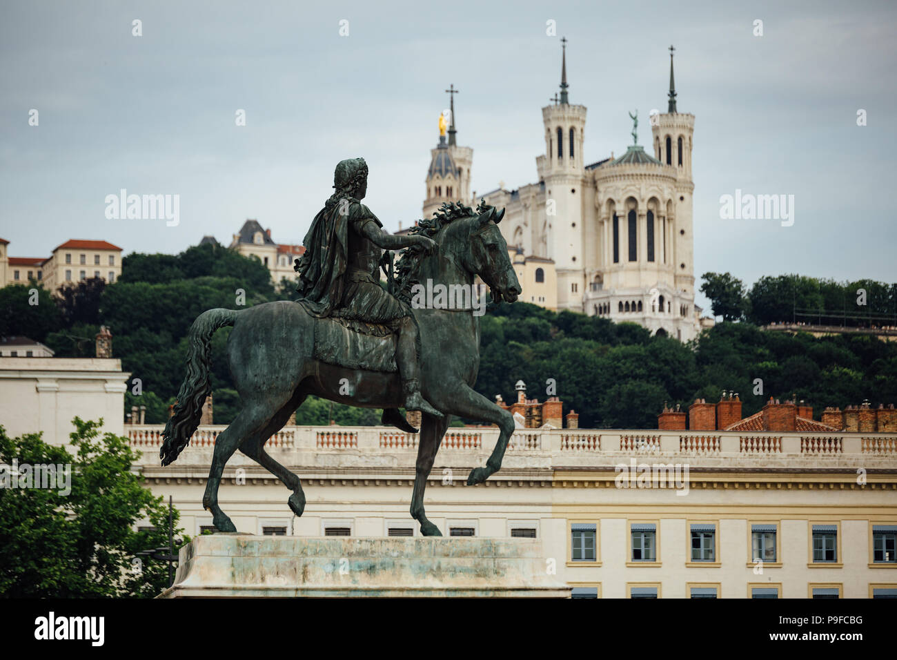 Statue équestre de Louis XIV sur la Place Bellecour dans la vieille ville de Lyon. Banque D'Images