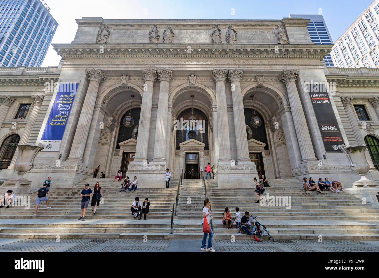 Vue extérieure de la Bibliothèque publique de New York sur la 42e rue à Manhattan, New York City et les gens assis sur les marches. Banque D'Images