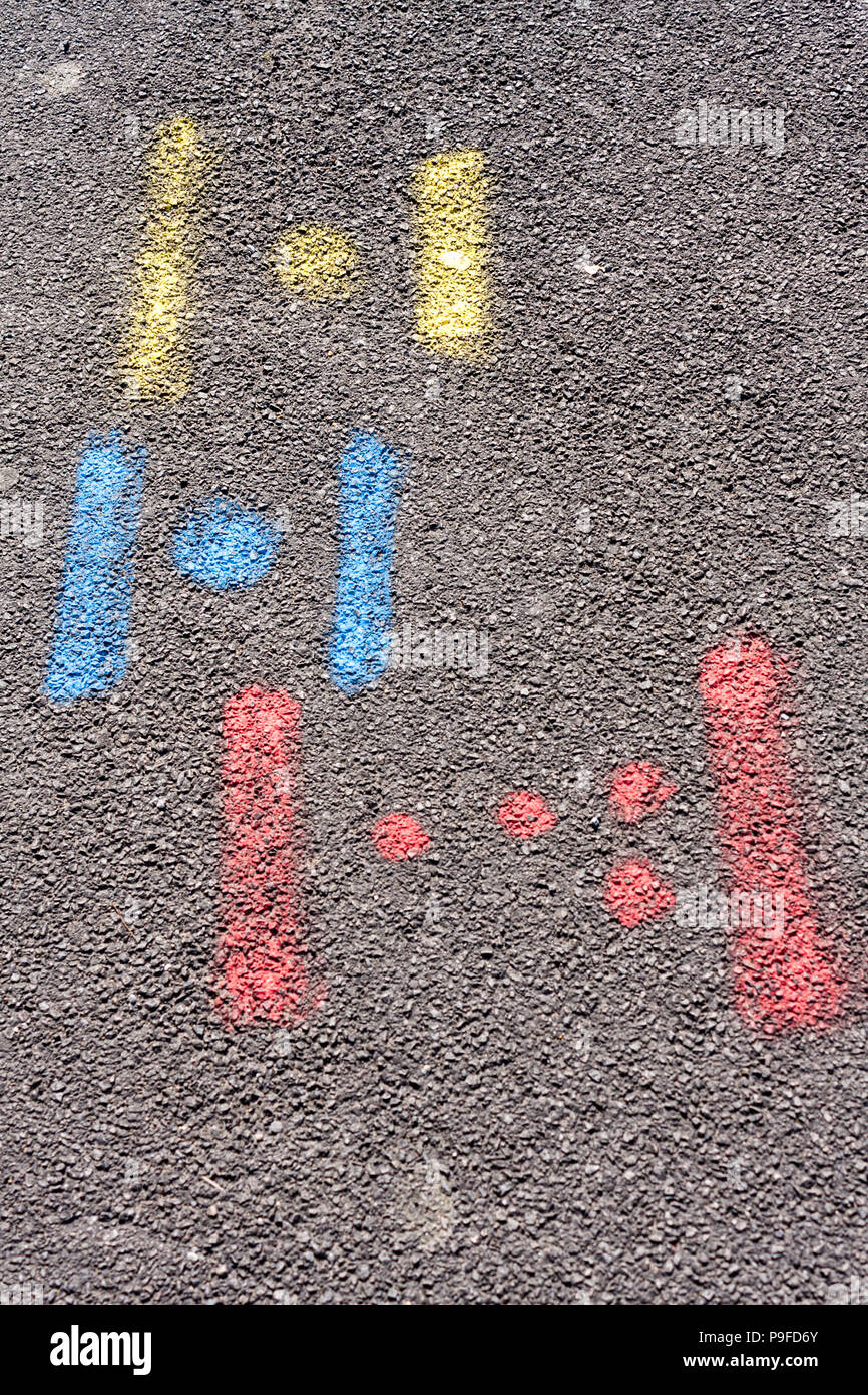 Marquage peint à la bombe sur la gauche par les entrepreneurs pour indiquer le positionnement de l'eau, de gaz et d'électricité. Banque D'Images