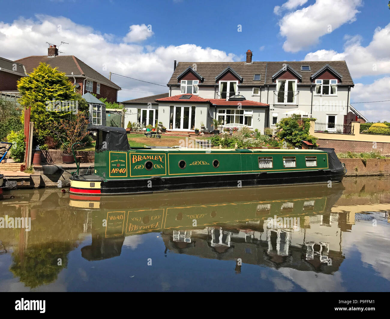 Trent et Mersey Canal, Anderton, Northwich, Cheshire Ring, North West England, UK - 15-04, Barge Banque D'Images