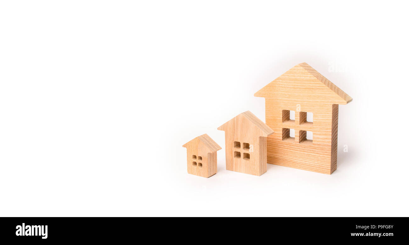 Trois maisons en bois stand dans une rangée dans l'ordre décroissant sur un fond blanc. Le concept de l'achat et la vente de l'immobilier. Quartier résidentiel, de vélos Banque D'Images