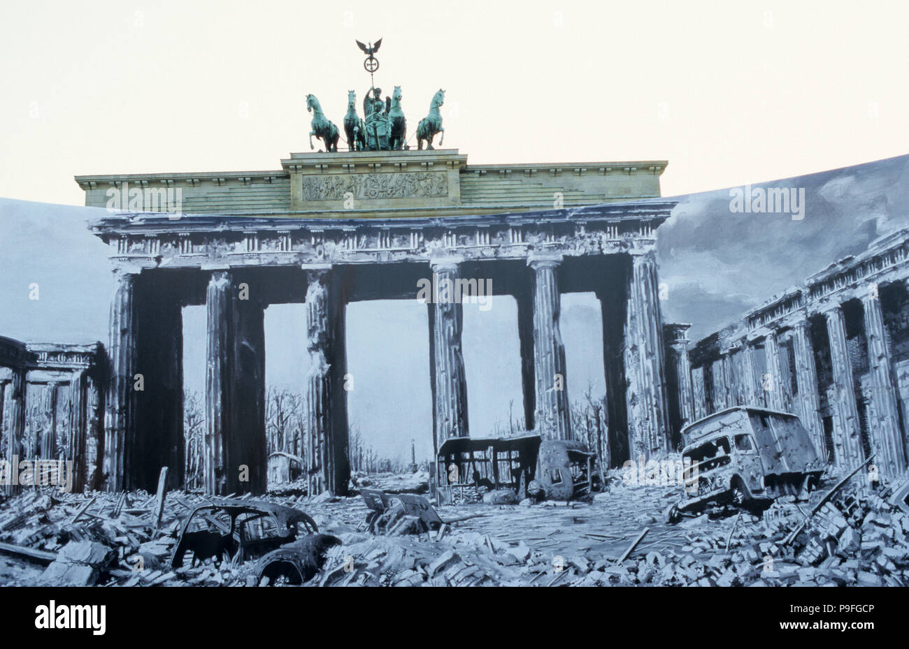 Allemagne, Berlin, Porte de Brandebourg avec sculpture Quadriga, sur la déesse romaine Victoria est un cheval de chariot à amener la paix dans la ville, construit 1789-1793, une exposition avec des photos de la seconde guerre mondiale, la porte a été jusqu'à 1989 une partie de la frontière entre la paroi et divisé l'Est et l'ouest de Berlin et est aujourd'hui un symbole de la réunification, au cours d'une visite à Berlin 1987 du président américain Ronald Reagan a dit à la porte : 'Mr. Gorbatchev, ouvrez cette porte, M. Gorbatchev, Abattez ce mur !" Banque D'Images