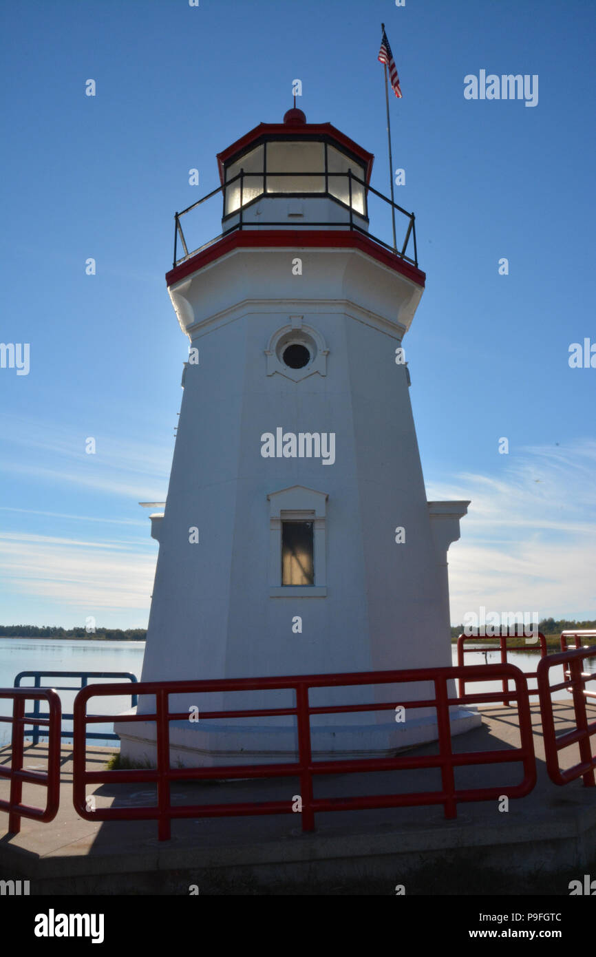 La huche de Cheboygan où la lumière de la rivière Cheboygan se jette dans le lac Huron, dans le Michigan. C'est dans Gordon Turner Park à Cheboygan, MI Banque D'Images