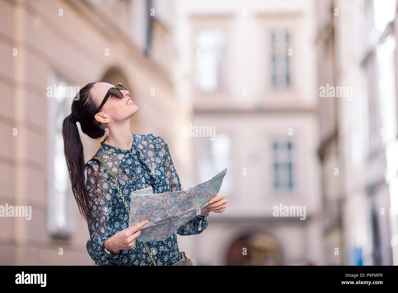 Jeune femme avec un plan de ville en ville. Billet d'girl avec la carte à Vienne en plein air durant les vacances en Europe. Banque D'Images